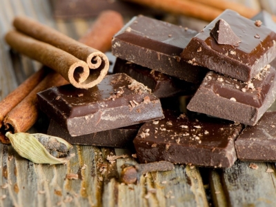 Does dark chocolate have caffeine? What is it good for? Properties